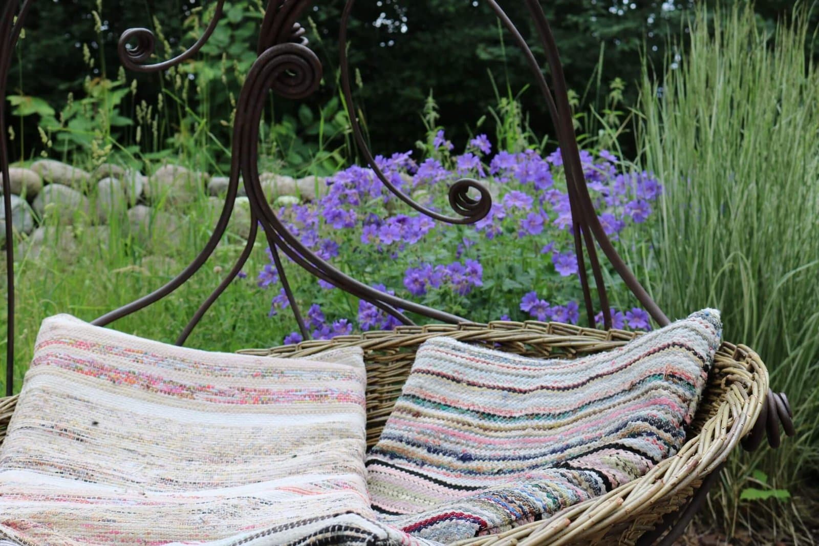 Naturnah gestalteter Garten mit heimischen Pflanzen